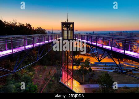 Ascenseur illuminé vers le plateau de Petersberg à l'heure bleue, Erfurt, Thuringe, Allemagne, Europe Banque D'Images