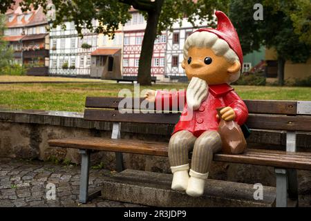 Sculpture du Sandman sur un banc en face du pont de Kraemer, Erfurt, Thuringe, Allemagne Banque D'Images