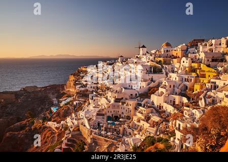 Vue magnifique depuis le vieux château du village d'Oia avec maisons blanches traditionnelles et moulins à vent dans l'île de Santorin, en mer Égée Banque D'Images