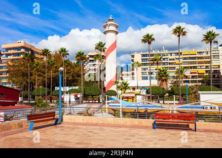 Promenade et phare de la plage de Marbella. Marbella est une ville de la province de Malaga en Andalousie, Espagne. Banque D'Images