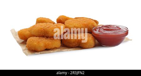 Délicieux nuggets de poulet avec ketchup isolé sur blanc Banque D'Images