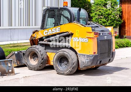 Samara, Russie - 20 mai 2023: Chargeur compact rigide CASE SV185 dans la rue de la ville Banque D'Images
