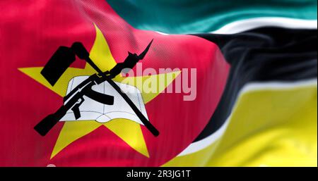 Vue rapprochée du drapeau national du Mozambique qui agite dans le vent Banque D'Images