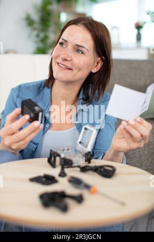 une jeune femme magnifique utilisant un appareil photo extrême à la maison Banque D'Images