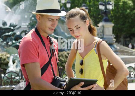 couple à la recherche d'infos dans une tablette Banque D'Images