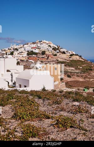 Vue panoramique aérienne du village de Pyrgos sur l'île de Santorini, Grèce - Maisons blanches traditionnelles dans les falaises de Caldera Banque D'Images