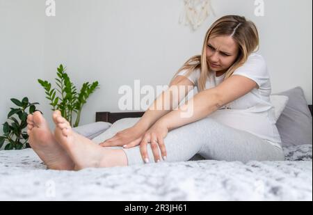 Les jambes de la femme enceinte sont gonflées. Mise au point sélective. accueil. Banque D'Images