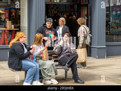 Les jeunes étaient assis sur place pour manger les plats à emporter de Wendy's au bar à hamburgers de Wendy, derrière High Street Lincoln City, Lincolnshire, Angleterre, Royaume-Uni Banque D'Images