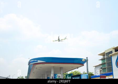 Pathum Thani, Thaïlande - 8 avril 2023 : avion se préparant à l'atterrissage à l'aéroport international Don Mueang à Pathum Thani. Banque D'Images