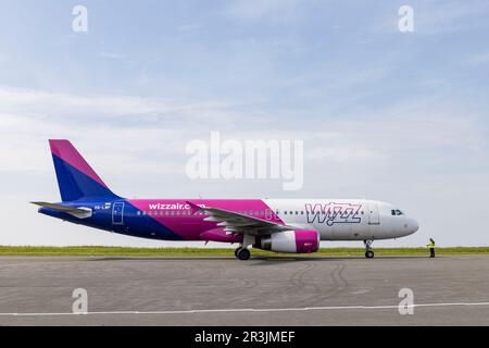 Dortmund, Allemagne - 05-21-2023: Wizz air airbus A320 avion de passagers prêt à prendre un taxi pour la piste Banque D'Images