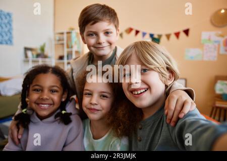 POV de groupe d'enfants heureux prenant photo selfie ensemble et regardant l'appareil photo à la maison Banque D'Images