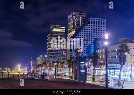 Tel-Aviv, Israël - 14 mai 2023 : scène nocturne de la plage, les hôtels, avec les habitants, et les visiteurs, à tel-Aviv, Israël Banque D'Images