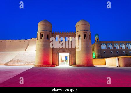 Porte ouest du Kala Itchan, ancienne ville fortifiée de la ville de Khiva en Ouzbékistan la nuit Banque D'Images