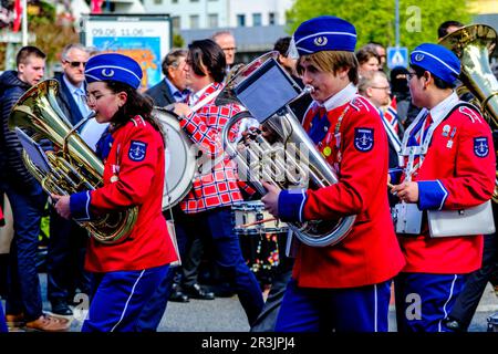 Sandnes, Norvège, 17 mai 2023, bande de marche des adolescentes Section du laiton et du vent Journée de l'indépendance des Sandnes Banque D'Images