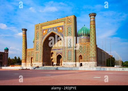 Le Registan Sher Dor Madrasa fait partie de la ville antique du Registan, Samarkand en Ouzbékistan Banque D'Images