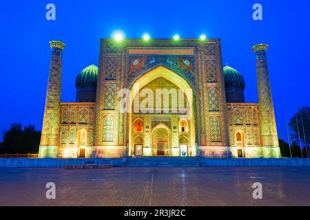 Le Registan Sher Dor Madrasa fait partie de la ville antique du Registan, Samarkand en Ouzbékistan Banque D'Images