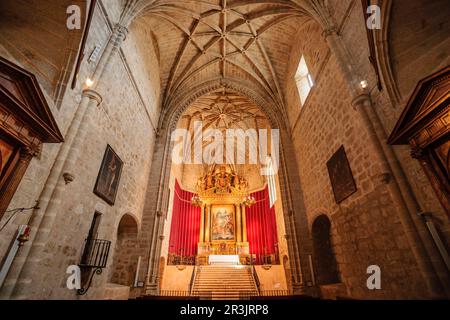 Retablo mayor y pintura la exaltacion de la Trinidad, trasunto de la celebre Gloria de Tiziano , église de una sola nave y de cabecera poligonal, Monasterio de San Jerónimo de Yuste , siglo XV, comarca de de la Vera, Cáceres, Extremadura, Espagne, Europa. Banque D'Images