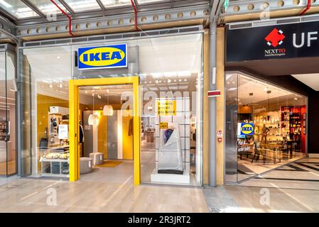 Turin, Italie - 22 mai 2023: Plan IKEA et point de commande dans le centre commercial de Turin Lingotto, magasin avec les collègues d'Ikea pour les consultations de meubles et f Banque D'Images