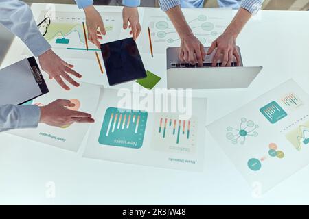 Réunion des ingénieurs en laboratoire de recherche technologique : les ingénieurs, les scientifiques et les développeurs se sont réunis autour d'une table de conférence éclairée. Inspection Banque D'Images