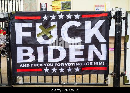 Un camp de manifestants à Whitehall, Londres, au Royaume-Uni, exprime son mécontentement par une bannière visant le président américain Biden et le fait de voter pour lui. Le photogr Banque D'Images