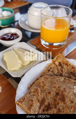 Petit déjeuner avec pain typique et orangeade, Asilah, maroc, afrique. Banque D'Images