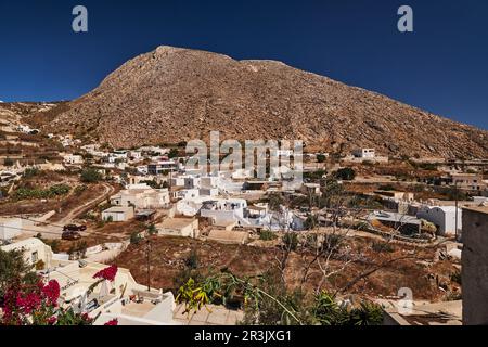 Vue aérienne panoramique depuis le village d'Emporio sur l'île de Santorini, Grèce - Maisons blanches traditionnelles dans les falaises de Caldera Banque D'Images