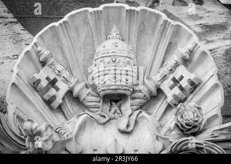 Symbole de l'État du Vatican - deux clés croisées et une tiara, État de la Cité du Vatican. Banque D'Images