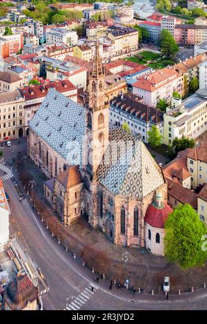 La Cathédrale ou Duomo di Bolzano Bolzano aerial vue panoramique, situé dans la ville de Bolzano, dans le Tyrol du Sud, Italie Banque D'Images