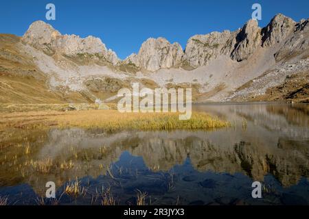 Ibón de Acherito, avec la Peña de l'Ibon, 2130 mts et le pic de la Ralla, 2146 m dans le deuxième terme, la vallée de hecho, vallées de l'ouest, du massif pyrénéen, province de Huesca, Aragon, Espagne, Europe. Banque D'Images