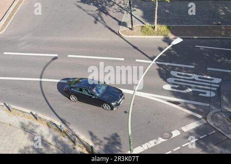 Scène de rue avec des voitures à Kurfürstendamm à Berlin depuis la vue panoramique Banque D'Images