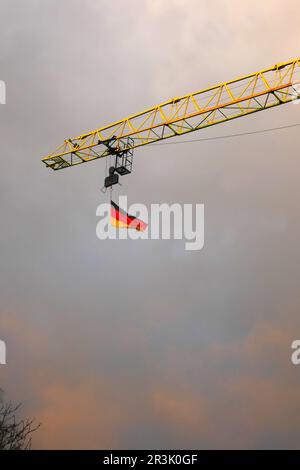 Drapeau de l'Allemagne sur la grue de construction Banque D'Images