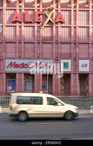 Circulation dans le centre commercial Alexa très populaire à Alexanderplatz à Berlin Banque D'Images