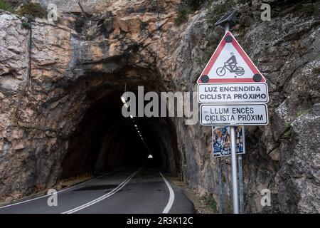 Avertissement pour les cyclistes en espagnol et catalan, Puig tunnel majeur, Fornalutx, Majorque, Iles Baléares, Espagne. Banque D'Images