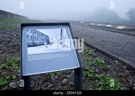 Ancienne photo comme rappel de la route du camp dans le brouillard du camp de concentration de Buchenwald, Weimar Banque D'Images