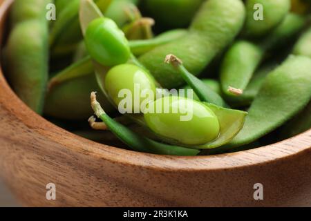 Bol contenant des haricots verts en forme d'edamame dans des dosettes, gros plan Banque D'Images