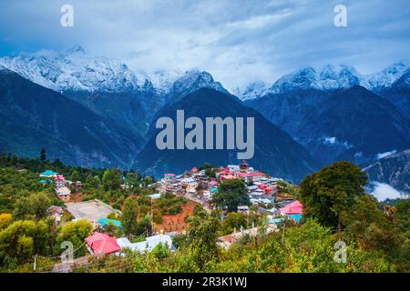 Les montagnes de kalpa et Kinnaur Kailash offrent une vue panoramique. Kalpa est une petite ville de la vallée de la rivière Sutlej, Himachal Pradesh en Inde Banque D'Images