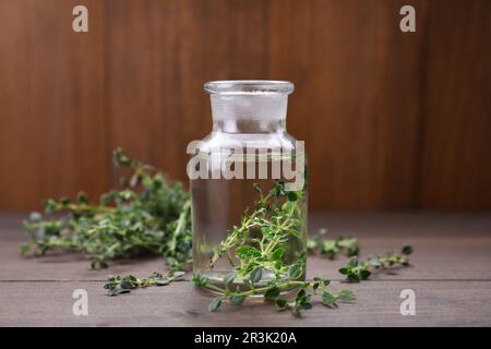 Huile essentielle de thym sur table en bois, espace pour le texte Photo  Stock - Alamy