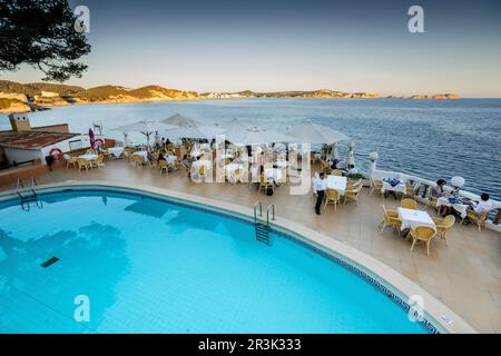 Terraza al aire libre, bar restaurante La Gran Tortuga, aldea de Cala Fornells, Calvià, Mallorca, Islas Baleares, Espagne. Banque D'Images