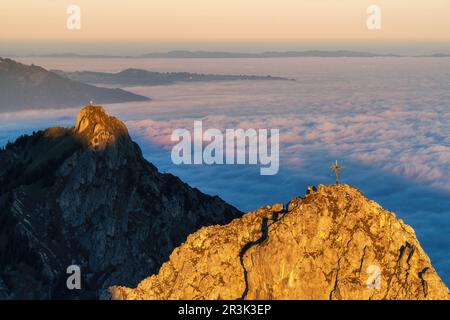 Pics im Ammergauer Alpen alpes au lever du soleil, au-dessus des nuages dans la vallée Banque D'Images