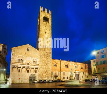 Palazzo del Broletto est un palais médiéval situé sur la place Piazza Paolo, dans la ville de Brescia, dans le nord de l'Italie Banque D'Images