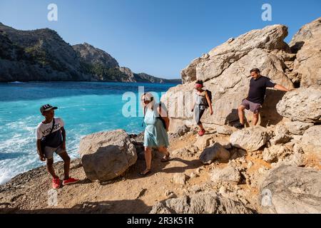 Promenade en famille vers la plage de Coll Baix, Alcudia, Majorque, Iles Baléares, Espagne. Banque D'Images