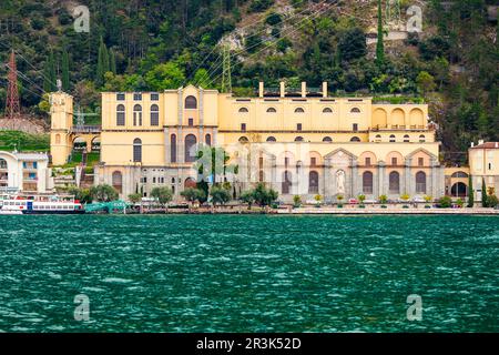 Riva del Garda aerial vue panoramique. Riva est une ville à l'extrémité nord du lac de garde dans la région Trentin-Haut-Adige en Italie. Banque D'Images