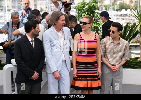 (De gauche à droite) Jason Schwartzman, Wes Anderson, Scarlett Johansson et Jake Ryan, assistant au photocall pour la ville astéroïde lors du Festival de Cannes 76th à Cannes, France. Date de la photo: Mercredi 24 mai 2023. Le crédit photo devrait se lire comme suit : Doug Peters/PA Wire Banque D'Images