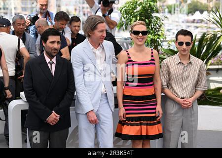 (De gauche à droite) Jason Schwartzman, Wes Anderson, Scarlett Johansson et Jake Ryan, assistant au photocall pour la ville astéroïde lors du Festival de Cannes 76th à Cannes, France. Date de la photo: Mercredi 24 mai 2023. Le crédit photo devrait se lire comme suit : Doug Peters/PA Wire Banque D'Images