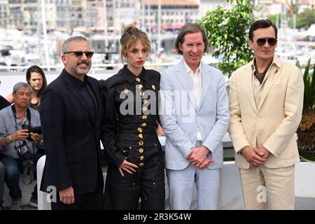 (De gauche à droite) Steve Castell, Maya Hawke, réalisateur, Wes Anderson et Rupert Friend participant au photocall pour la ville astéroïde lors du Festival de Cannes 76th à Cannes, France. Date de la photo: Mercredi 24 mai 2023. Le crédit photo devrait se lire comme suit : Doug Peters/PA Wire Banque D'Images