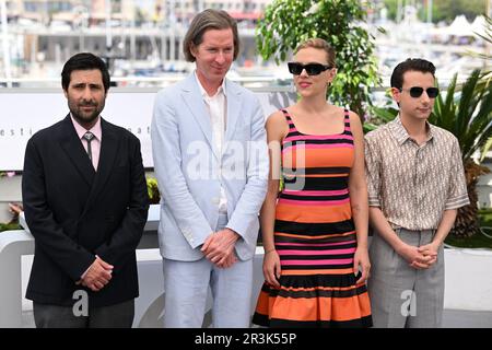 (De gauche à droite) Jason Schwartzman, Wes Anderson, Scarlett Johansson et Jake Ryan, assistant au photocall pour la ville astéroïde lors du Festival de Cannes 76th à Cannes, France. Date de la photo: Mercredi 24 mai 2023. Le crédit photo devrait se lire comme suit : Doug Peters/PA Wire Banque D'Images
