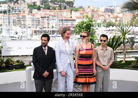 (De gauche à droite) Jason Schwartzman, Wes Anderson, Scarlett Johansson et Jake Ryan, assistant au photocall pour la ville astéroïde lors du Festival de Cannes 76th à Cannes, France. Date de la photo: Mercredi 24 mai 2023. Le crédit photo devrait se lire comme suit : Doug Peters/PA Wire Banque D'Images