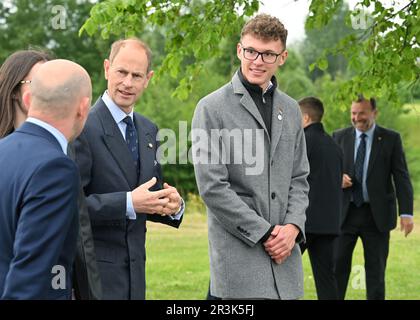 Vestec, République tchèque. 24th mai 2023. Le frère du roi britannique Charles III, Prince Edward, centre, plante le dernier arbre du prince Philip Alley, créé l'année dernière pour marquer son anniversaire de 100th, à Vestec, en République tchèque, au 24 mai 2023. Credit: Michaela Rihova/CTK photo/Alay Live News Banque D'Images