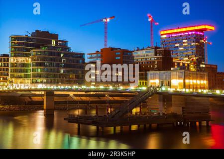 Neuer Zollhof est le complexe hôtelier situé à Media Harbour district à Dusseldorf city en Allemagne Banque D'Images