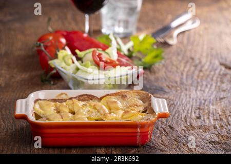 Gratin de pommes de terre en casserole sur bois Banque D'Images